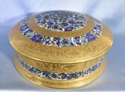 Caja de porcelana F.Paulhat, Limoges, decoración de guarda dorada y flores. Diámetro: 22 cm.
