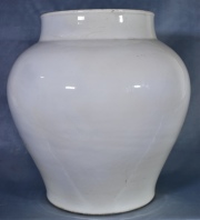 Vaso porcelana China blanca. Desgastes. Alto: 30,5 cm.