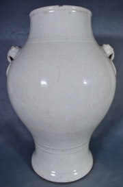 Gran Vaso Blanc de Chine, decoración motivo vegetal, boca con cachadura, fisura. Alto: 34 cm.