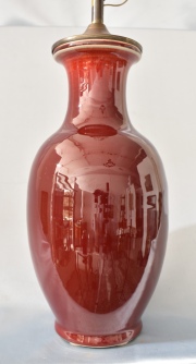 Vaso-Lámpara Sang de Boeuf, de porcelana china. Sin pantalla, Alto 38 cm.