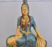 Figura de mujer Guanyin sobre elefante, cerámica con esmalte turquesa y ocre. Alto: 48 cm. Frente: 32 cm.