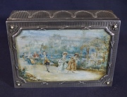 Caja de plata francesa con esquineros de perlas y diamantes. Mide: 19 x 14 x 6 cm.