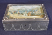 Caja de plata francesa con esquineros de perlas y diamantes. Mide: 19 x 14 x 6 cm.