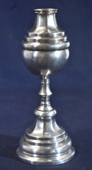 Mate colonial de plata con pie escalonado abolladura. Alto: 19,5 cm. 206 gr.