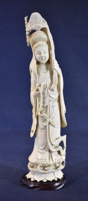 Figura oriental sobre trono de loto, base de madera. Pequeños desperfectos. Alto: 28 cm.