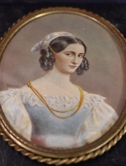 Dama con cofia blanca miniatura oval firmada: Daudet. Alto 8 cm.