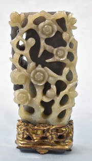 Vaso de piedra dura con rameados, base de madera dorada. Sin tapa. Alto total: 17,5 cm.