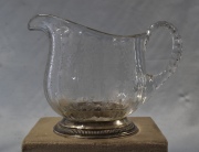 Gran jarra de cristal y base de plata francesa. Alto: 18 cm. Frente: 25 cm. Francia, circa 1900.