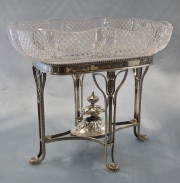 Centro de mesa plata inglesa y cristal. Peso de plata: 804 gr. Alto: 26 cm. Frente: 30 cm.