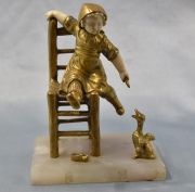 GEORGES OMERTH: Niño con pato, figura de bronce dorado. Rostro y manos de marfil. Firmada. Alto 17.8 cm.