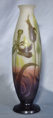 Vaso Art Nouveau Gallé de vidrio francés. Alto: 38 cm.