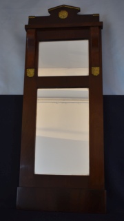 Espejo de pared Rectangular, estilo imperio. Enchapado en caoba. Alto: 105 cm. Frente: 41 cm.