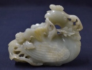 Vaso Chino, en forma de ave Fenix de jade, con base. Mínima cascadura. Alto: 13,5 cm. Frente: 16 cm.