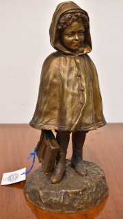 Niña con Capa firmada. Affortunato Gori, escultura en bronce. Alto 28 cm.