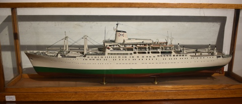 Crucero Pasteur, Dunkerque. M M. Largo barco: 88 cm. Vitrina mide: 37x104x23 cm.
