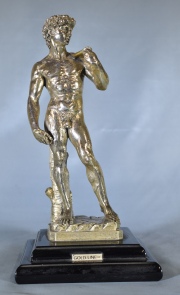 David, escultura laminada en plata, por A. Santini. 27 cm.