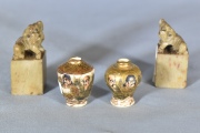 Cuatro Piezas miniaturas, dos perros de fo y 2 vasos satsuma. Alto: 5 y 3 cm.