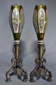 Dos violeteros Bohemia de cristal y base de broncel, 1 restaurada con faltante. Alto: 39 cm.