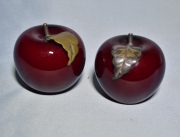 Dos manzanas rojas Querandi. Alto: 7 cm.