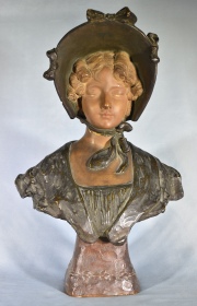 Joven con capelina, busto de terracota por Lefevre.