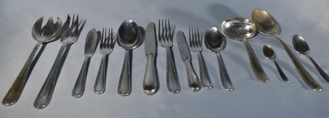 Cubiertos de metal plateado. 12 cuchillos mesa, 12 cucharas, 12 tenedores, 12 cucharas postre,