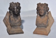 Dos morrillos de hierro de fundición. con ornamentación de cabezas femeninas clásicas. Alto: 20 cm. Prof.: 30 cm.