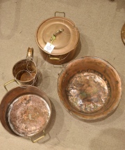 Cuatro Piezas cobre: cacerola con tapa, cacerola alta (averías), palangana con asa, jarro con asa. Alto: 14, 10 y 14 cm.
