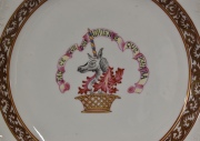 Par de platos porcelana con escudos heraldicos. Con diseño de unicornio con lema, Diámetro: 24.2 cm.