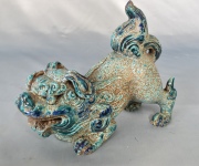 Perro de fo chino de cerámica con esmalte turquesa. Frente 23 cm.