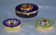 Tres pastilleros, uno azul cobalto. 3 Piezas. uno de porcelana de Limoges y dos de bronce con micromosaico con diseño fl