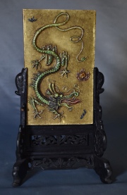 Pantalla china de cerámica con decoración de dragón con esmalte verde. Alto total: 27 cm. Frente: 15,4 cm.