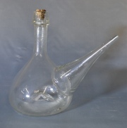 Botellón de vidrio para aceite. Alto: 23 cm.