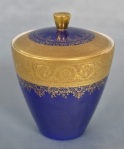 Caja oval y bombonera porcelana azul cobalfo y oro. 2 Piezas. Restauro. Alto: 15 cm. Frente caja: 12 cm.