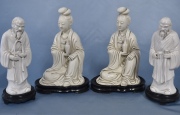 Dos figuras femeninas sentadas y 2 ancianos. Blanc de ]Chine. 4 Piezas. Alto: 23 y 19,5 cm. Total: 4 piezas.