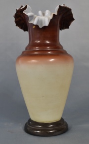 Vaso de opalina, boca lobulada. Alto: 23 cm.