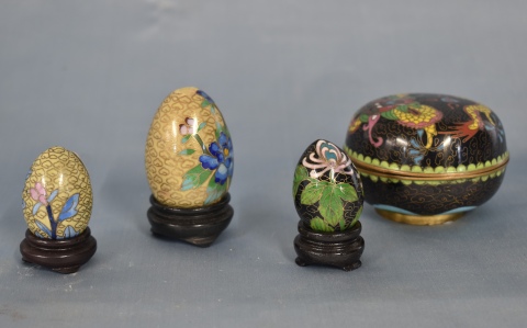 Caja con dragón y 3 huevos en bronce cloissone. 4 Piezas. Diámetro caja: 8 cm.