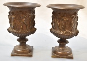 Dos copones de bronce con personajes clásicos en relieve. Alto: 20,5 cm.