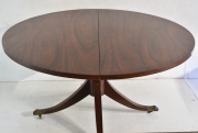 Mesa de comedor circular estilo Regency con rueditas. Pequeñas rayaduras. Diámetro: 139 cm