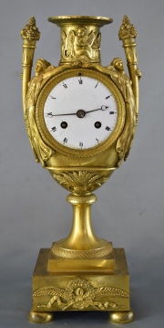 Reloj Charles X, de bronce dorado, falta tapas. Con Péndulo y llave. Desperfectos. Ato: 33,5 cm.