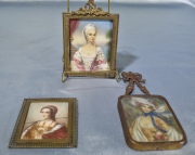 Tres miniaturas, figuras femeninas, marcos de bronce, 1 averiado. Alto: 8, 7,5 y 6 cm.