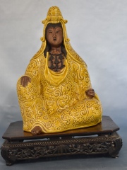 Diosa con vestimenta amarilla, figura china de cerámica. Gran base de madera tallada. Alto 27.5 cm.