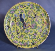 Plato chino, esmalte amarillo con aves. Diámetro: 24,5 cm.