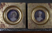 Figuras femeninas, dos miniaturas circulares pequeñas. Diámetro. 4,4 cm. Marcos dorados.