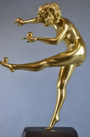 AFFORTUNATO GORY, Figura femenina 'Malabarista', escultura bronce dorado sobre base piramidal. Alto: 27,5 cm. 500