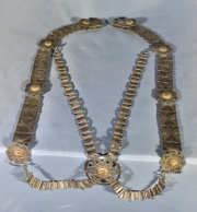 CABEZADA, de plata lisa y cincelada, articulada con eslabones y flores con centro dorado. Motivo central de estrella de