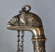 REBENQUE, de plata con ornamentación de motivos vegetales, remate con figura de perro hechado con cadenilla. Averías., A
