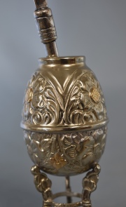 MATE Y BOMBILLA, de plata lisa con motivos vegetales y monograma E.C., tres apoyos curvos. Peso 172 gr