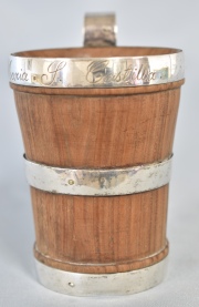 JARRO, de madera con tres bandas de plata lisa. Inscripción María L. Castilla.