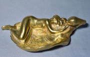 Leda y el Cisne, despojador en bronce dorado.