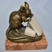 Ratón comiendo, escultura bronce firmado. C. Masson. Alto total: 10,5 cm.